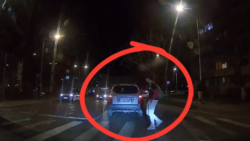 tupeu maxim la volan in cartierul arhitectilor a fost pe punctul de a lovi un pieton si a aruncat gunoaie pe geam mi a taiat calea intentionat video