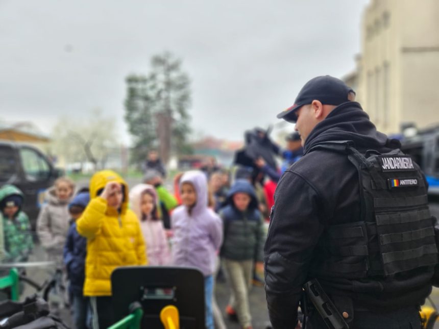 Cum au ajuns peste 100 de copii din Sibiu sa se antreneze cu jandarmii a fost multa agitatie foto