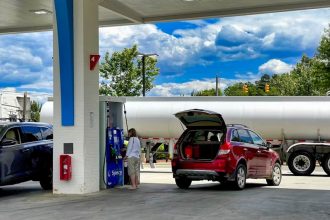 Guvernul va decide joi sau vineri daca va reduce acciza sau va introduce o contributie voluntara pentru a limita cresterea preturilor carburantului