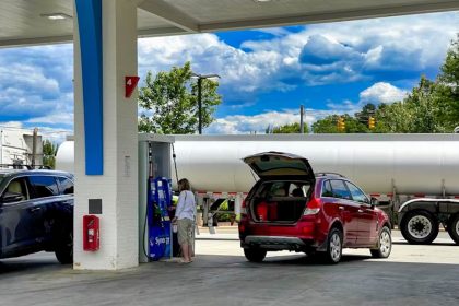 Guvernul va decide joi sau vineri daca va reduce acciza sau va introduce o contributie voluntara pentru a limita cresterea preturilor carburantului