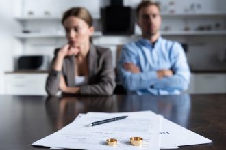 Parlamentul schimba Codul Civil fostii soti pot pastra numele dupa divort fara consimtamantul partenerului simplificand birocratia