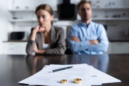 Parlamentul schimba Codul Civil fostii soti pot pastra numele dupa divort fara consimtamantul partenerului simplificand birocratia