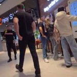 Paruiala in Promenada Mall Sibiu un livrator Glovo s a confruntat cu un angajat de la Burger King video