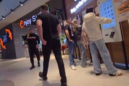 Paruiala in Promenada Mall Sibiu un livrator Glovo s a confruntat cu un angajat de la Burger King video
