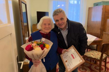 Primarul Mediasului in vizita la varstnicii din oras cel mai batran are 99 de ani foto