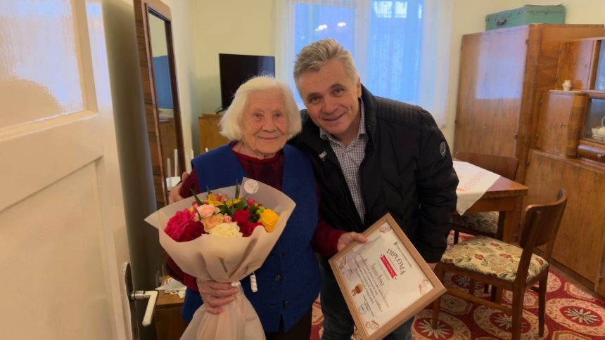 Primarul Mediasului in vizita la varstnicii din oras cel mai batran are 99 de ani foto