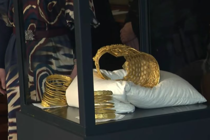 Tezaurul dacic revine acasa coiful si cele doua bratari returnate Romaniei de Olanda video