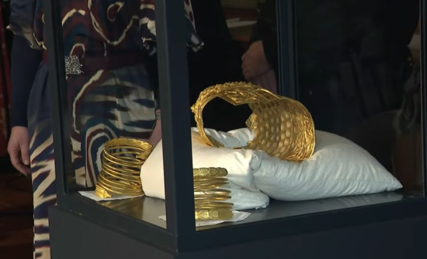 Tezaurul dacic revine acasa coiful si cele doua bratari returnate Romaniei de Olanda video