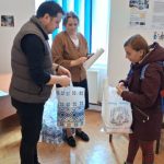 sute de pachete pentru familii defavorizate din sibiu inainte de paste foto