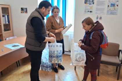 sute de pachete pentru familii defavorizate din sibiu inainte de paste foto