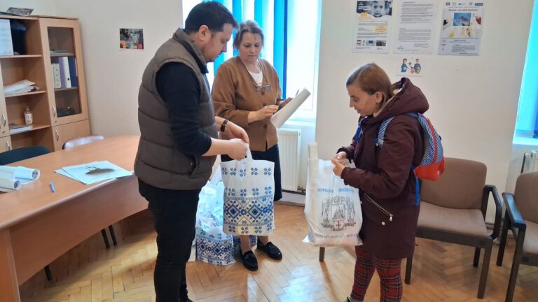 sute de pachete pentru familii defavorizate din sibiu inainte de paste foto