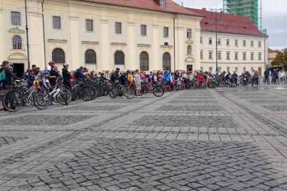 100 de sibieni pedalează în Turul școlilor, pe traseu modificat