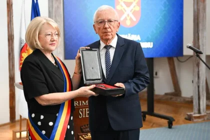 Astrid Fodor i-a înmânat cheia Sibiului lui Ioan Deac, noul cetățean de onoare