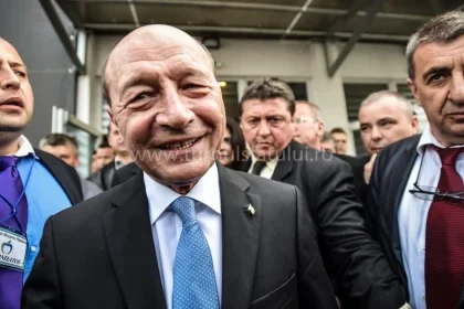 Băsescu, atac ironic la premierul care apără statul de drept