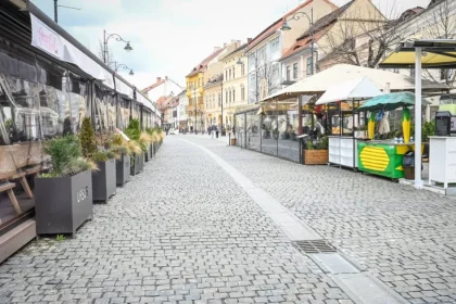 Bătaie pe terasele din centrul Sibiului: 52 de cereri, 20 doar pe strada Bălcescu