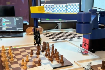 Braț robotic joacă șah simultan pe trei table, vedetă la Noaptea Cercetătorilor din Sibiu