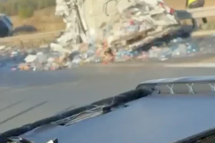 Doi șoferi la spital după ce un TIR a lovit o autoutilitară pe A1, lângă Cristian