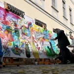 Elevi și artiști pictează pe 30 mp în curtea Brukenthal, la SCAF