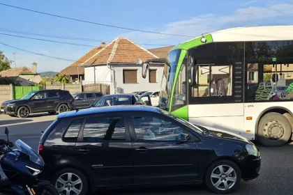Femeie de 75 de ani, rănită într-un autobuz electric după o frânare bruscă