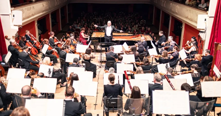 Filarmonica de Stat Sibiu își continuă colaborarea cu dirijorul Cristian Lupeș