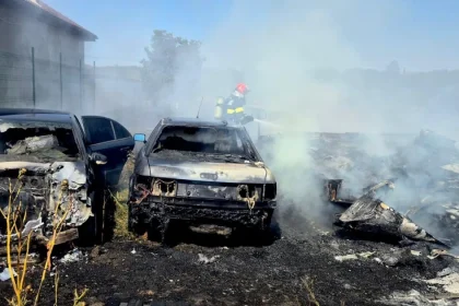 Incendiu la Apoldu de Sus: trei vehicule distruse, casă salvată de pompieri