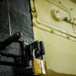 Mint pentru a-l acoperi, bărbatul face 3 ani pentru furtul unui lanț