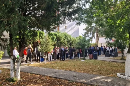 Patru ore la coadă pentru un loc la cămin. „Nu mă întorc până la Crăciun”