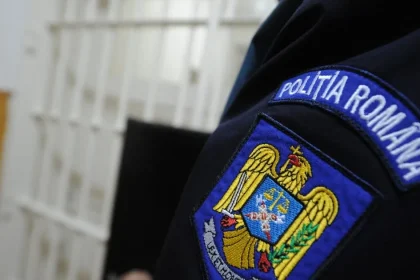 Trei adolescenți reținuți pentru tâlhărirea unui nepalez și folosirea cardurilor furate