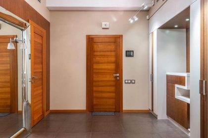 Ușa de exterior, barieră fonică esențială. Criterii de alegere și montaj corect