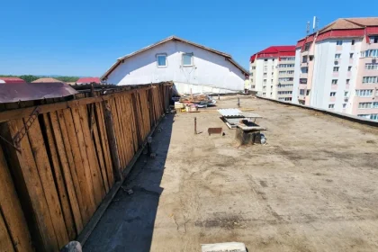 Valea Aurie: fără soluție după prăbușirea acoperișului. „Punem gălețile când plouă”