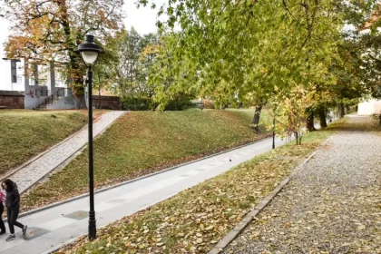 Vreme caldă la final de săptămână, cu ploi pe parcurs