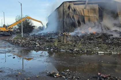 Al șaptelea incendiu la stația de sortare din Sibiu; focul arde de 40 de ore