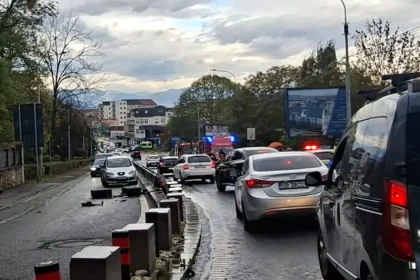 Al zecelea accident în curbă pe Șaguna. Primăria susține că separatoarele sunt eficiente