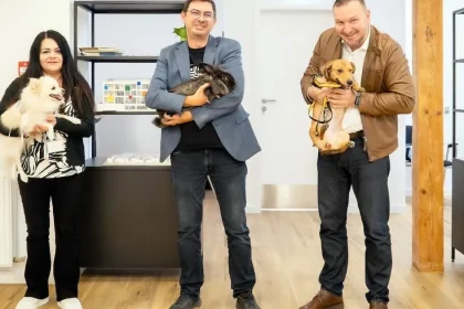 Angajații CJ Sibiu au venit vineri la birou cu animalele de companie