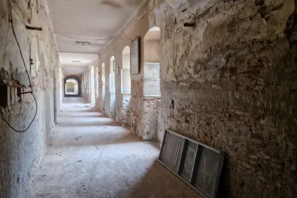 Arheologii cercetează ruinele fostului orfelinat din Terezian: „O oportunitate rară”