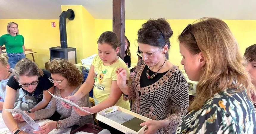 Atelier de tăvi pictate cu motive maghiare, la Copșa Mică