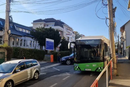 Autobuz Tursib blocat pe strada Rennes. „Cum au gândit să ia curba?”