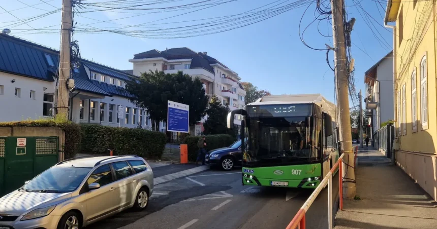 Autobuz Tursib blocat pe strada Rennes. „Cum au gândit să ia curba?”