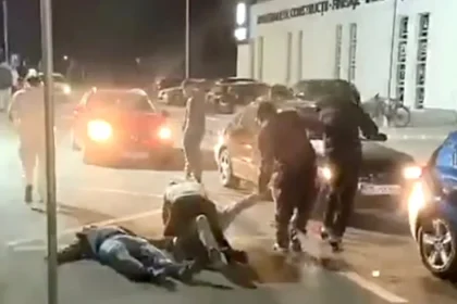 Bătaie între tineri în Sibiu: doi oameni lăsați întinși pe asfalt. Reacția Poliției