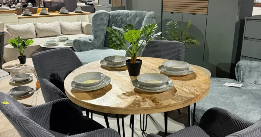 Concurs: câștigă o masă cu patru scaune, un set de măsuță de cafea și un set de vase Lafer