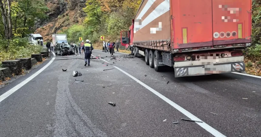 DN7 blocat la Brezoi după un accident; un bărbat a rămas încarcerat