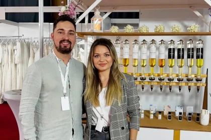 Doi tineri din Sibiu și-au deschis un parfum bar, inspirați de propria nuntă