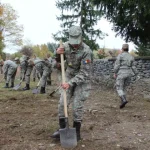 Elevi militari din Sibiu au îngrijit Cimitirul Eroilor din Sebeșu de Jos
