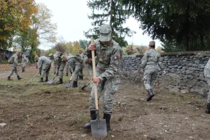 Elevi militari din Sibiu au îngrijit Cimitirul Eroilor din Sebeșu de Jos