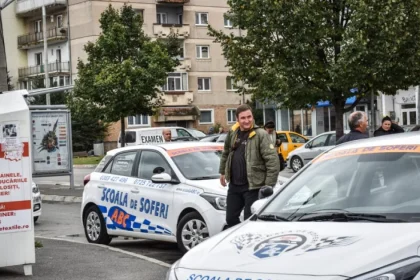 Examinatori din Alba, aduși la Sibiu pentru a reduce cozile la permisul auto.