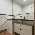 Gresie, faianță, mobilier și obiecte sanitare: rețeta unui decor unitar