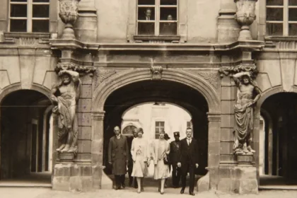 Imagini istorice cu portalul cu atlanți de la Palatul Brukenthal, sculptat acum 240 de ani