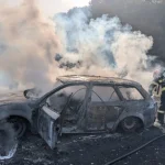 Incendiu la o mașină lângă Ludoș; pompierii au oprit focul înainte de pădure