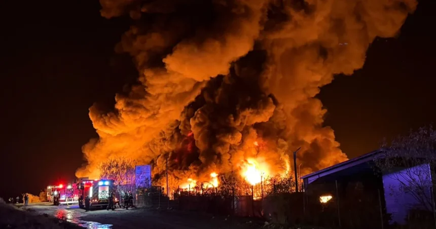 Incendiu la stația de sortare din Sibiu: tot plasticul pregătit de valorificare a ars