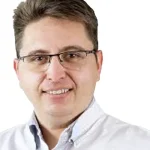 Ionuț Octavian Năstase explică procedurile minim invazive la Spitalul din Sibiu